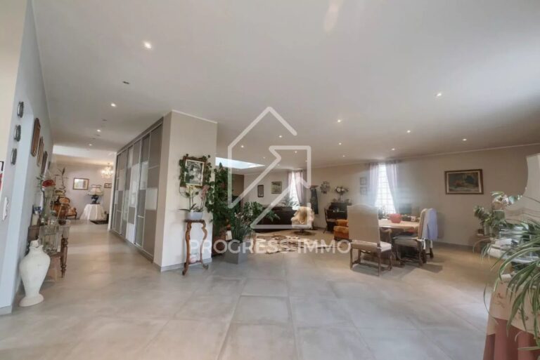 Ensemble Immobilier de 10 Logements et 1 Entrepôt au Centre-ville — photo 2